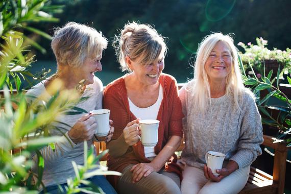 Drei Frauen mittleren Alters, die miteinander lachen