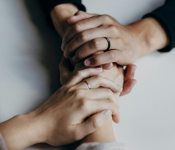 Hände, die aufeinandergelegt sind