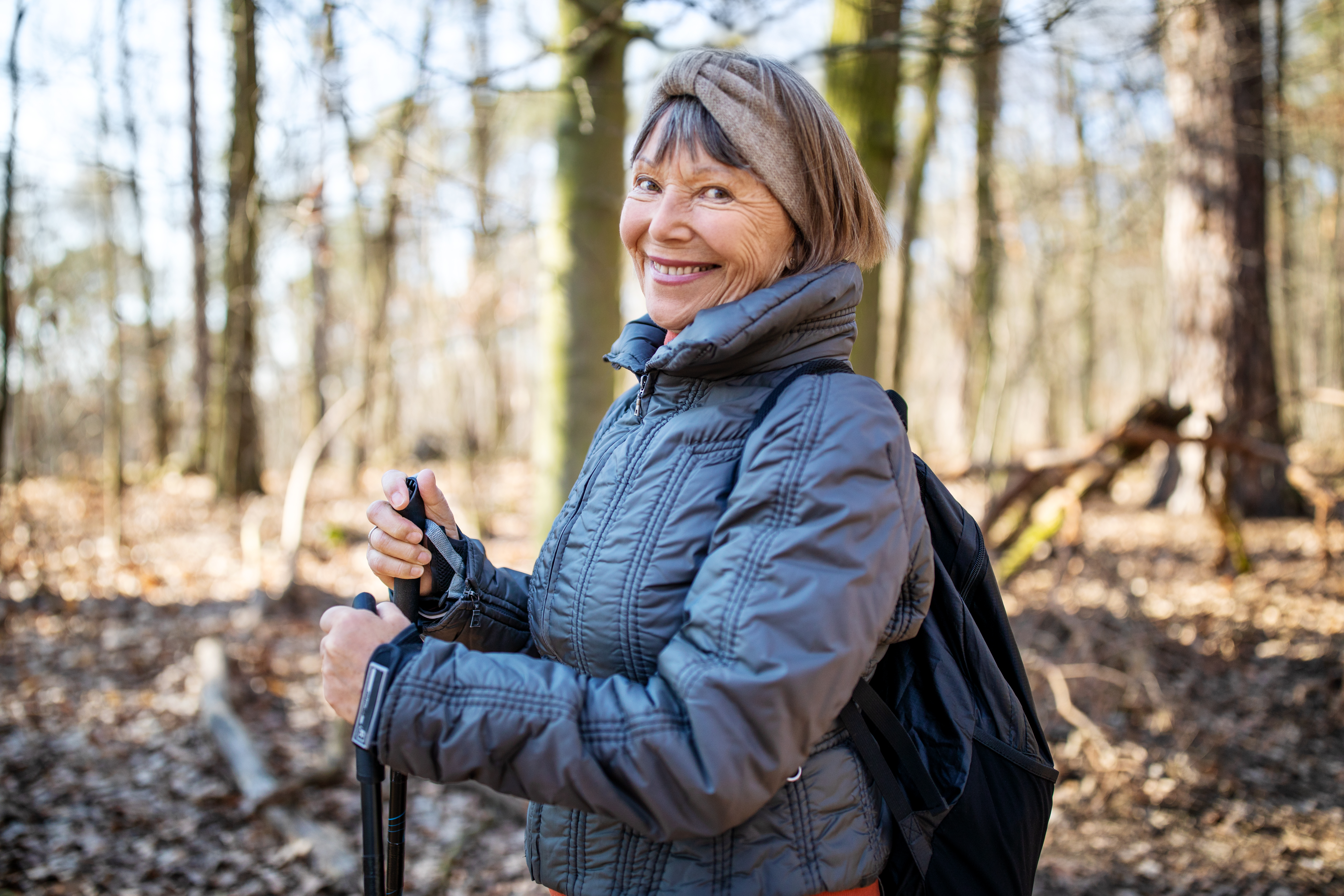 Seniorin bei der Wanderung