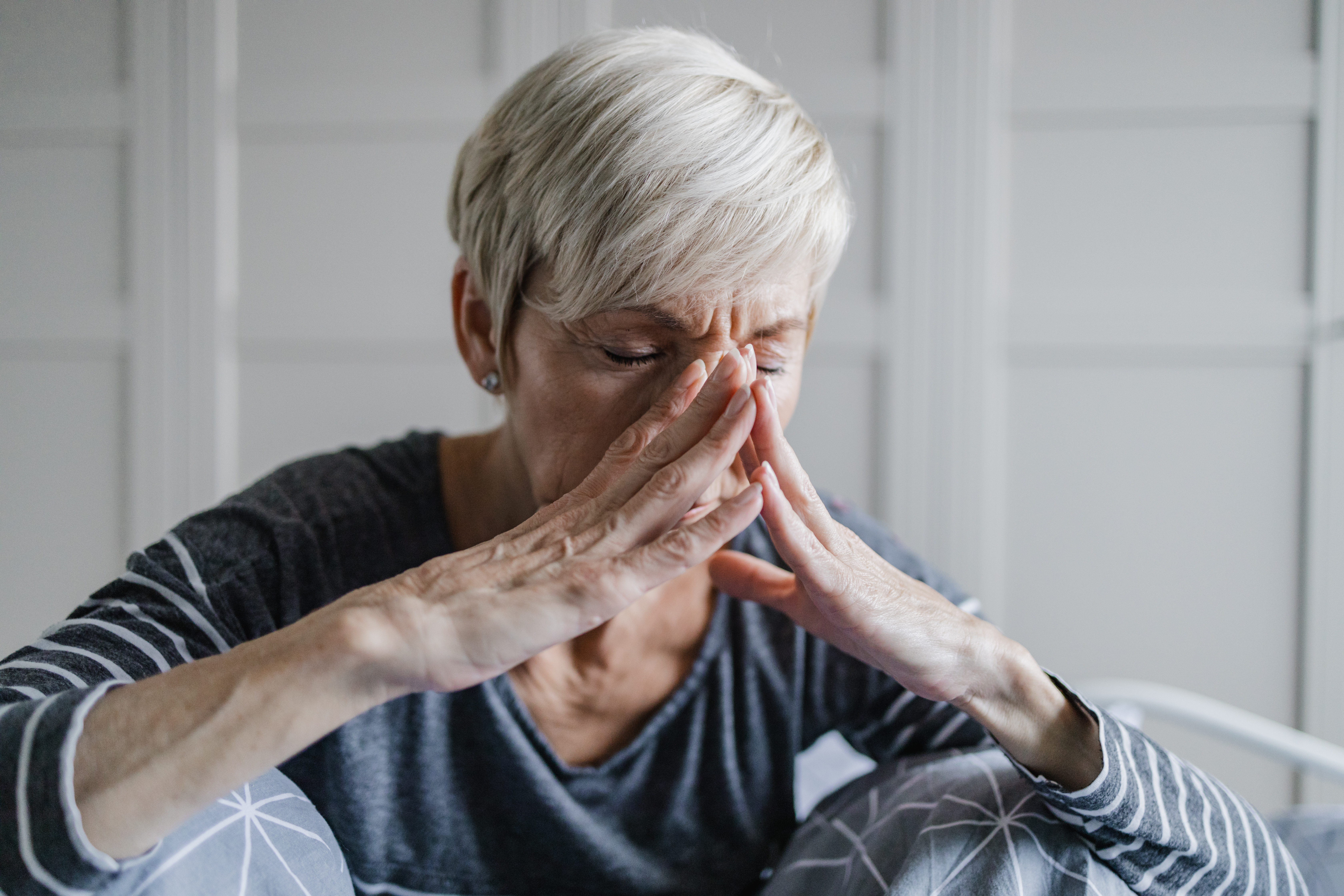 Ältere Frau mit Kopfschmerzen