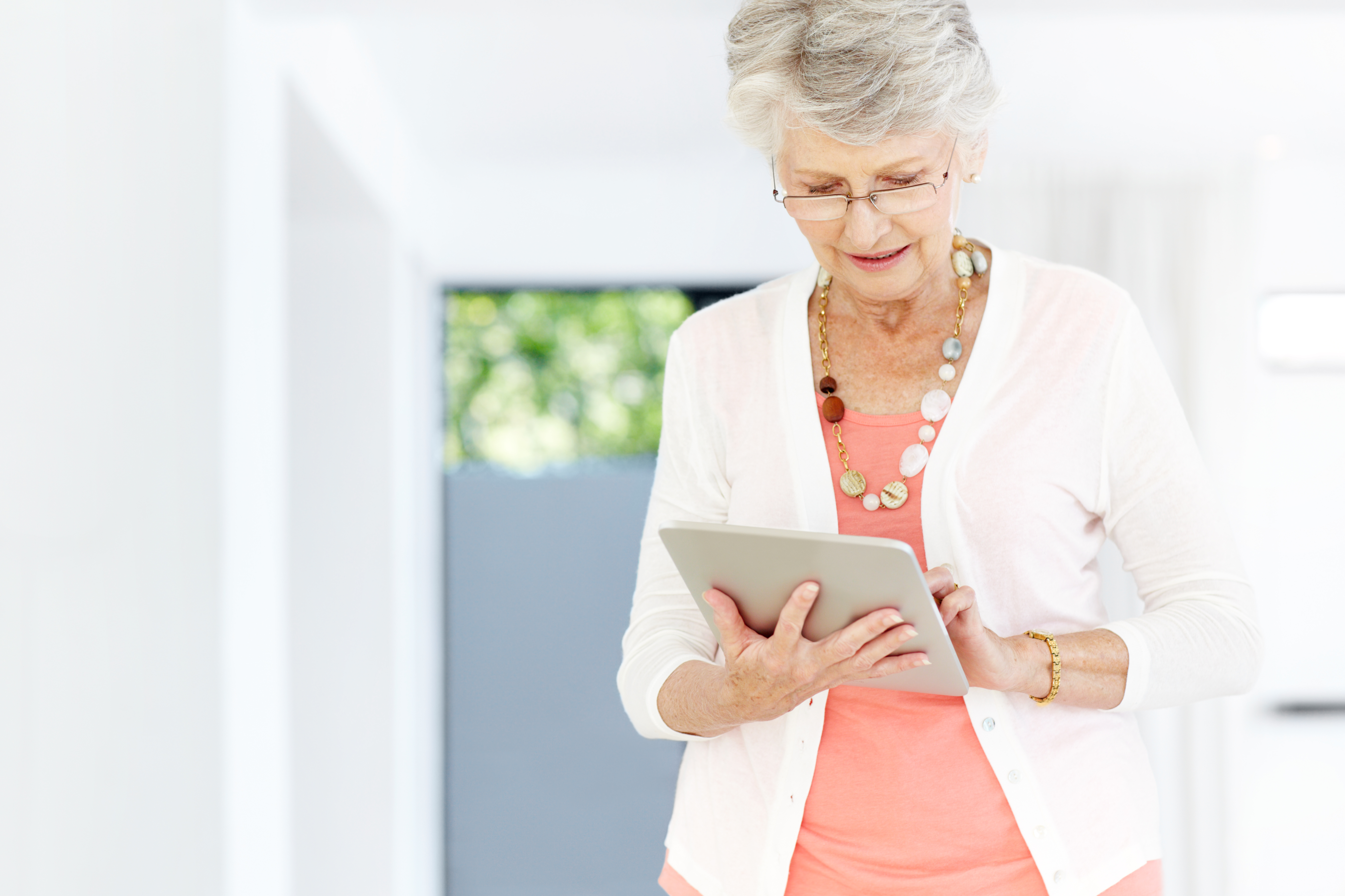 Ältere Frau verwendet Tablet