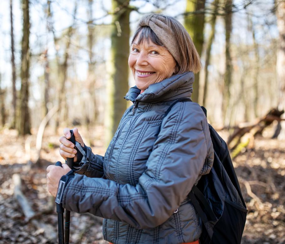 seniorin-auf-der-wanderung-1138813730