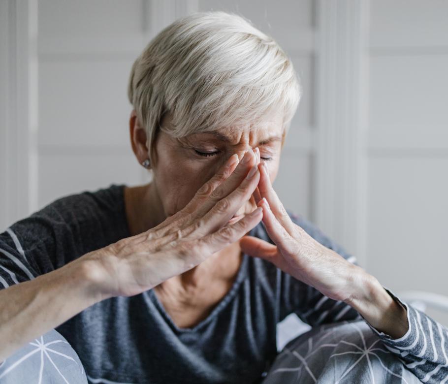Ältere Frau mit Kopfschmerzen
