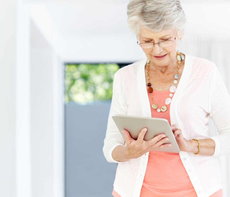 Ältere Frau verwendet Tablet